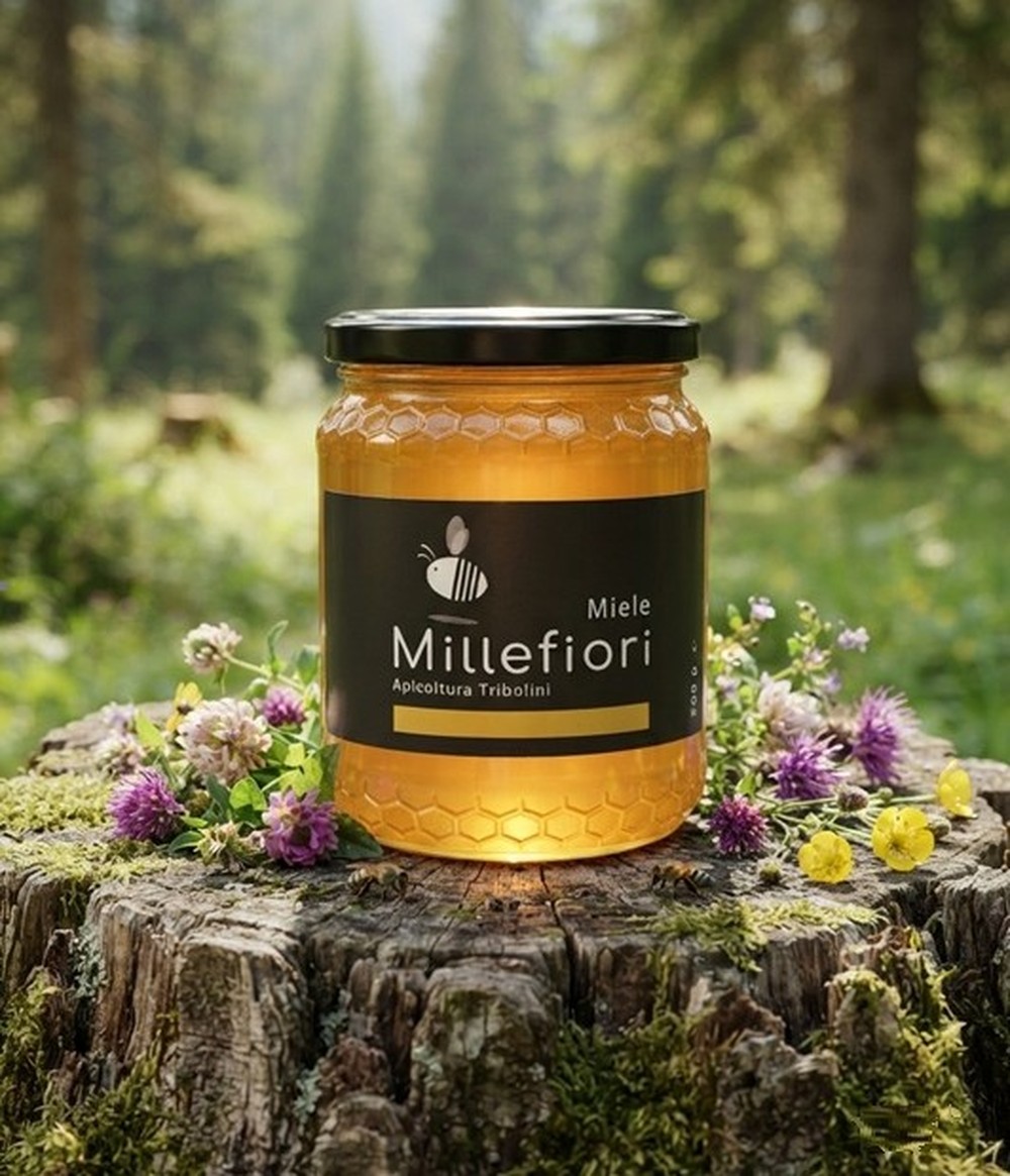 Vasetto di Miele Millefiori Apicoltura Tribolini nel bosco