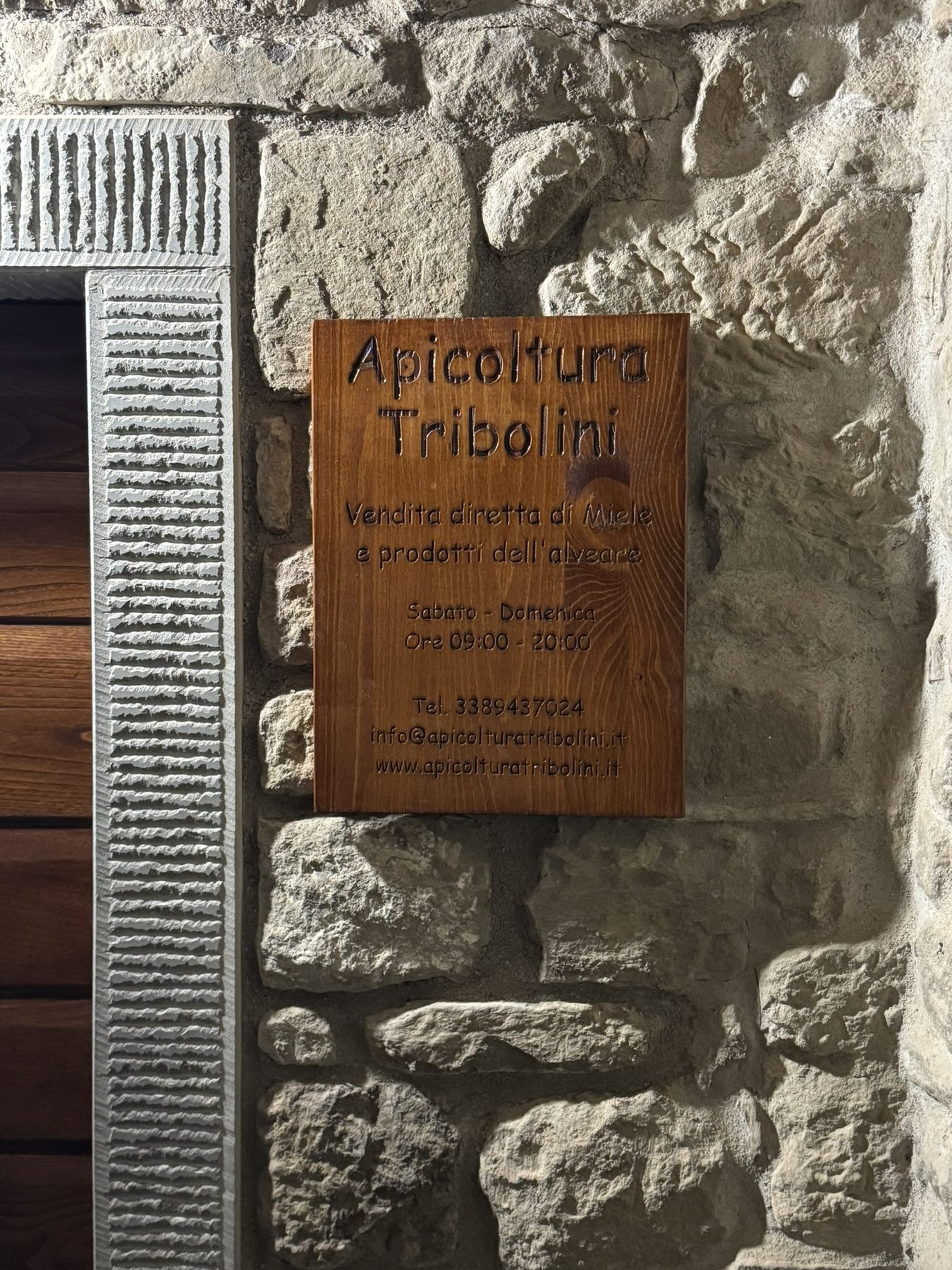 Cartello del punto vendita Apicoltura Tribolini
